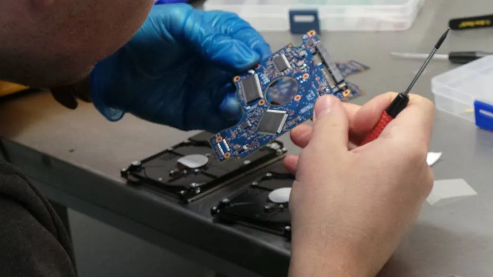 Technicien Mac France contrôlant une carte électronique