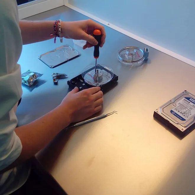 Ouverture d’un disque dur en salle blanche